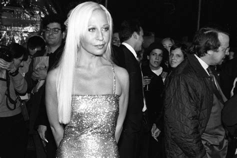 estilo de versace|Entrevistamos a Donatella Versace sobre su .